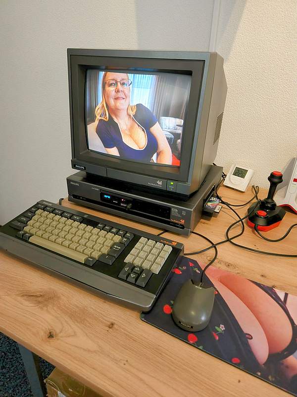 Philips NMS-8250 MSX2 Computer showing a picture of Stephanie de Klerk